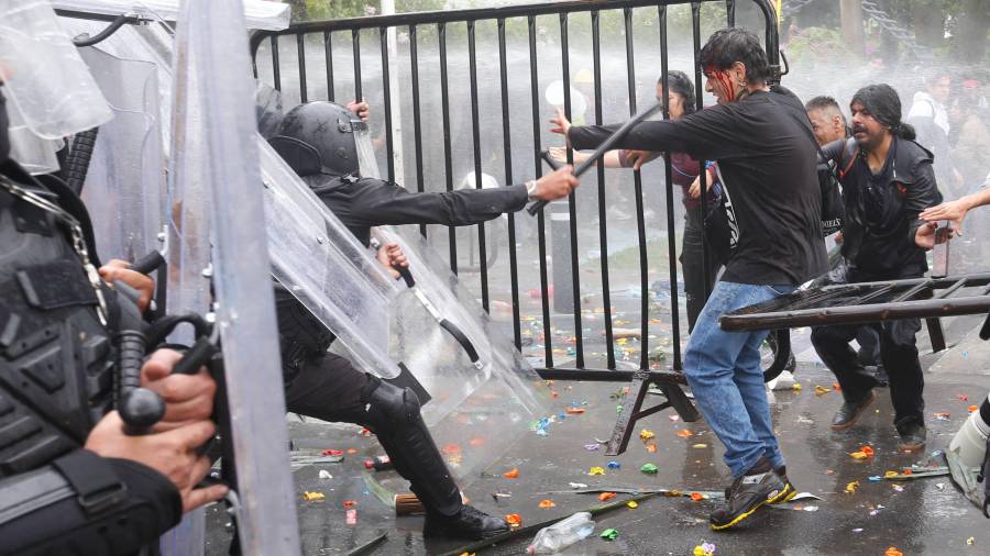 La protesta por la calidad del agua frente a Casa Jalisco terminó en enfrentamientos; la Fiscalía liberó a seis personas que seguirán bajo investigación.