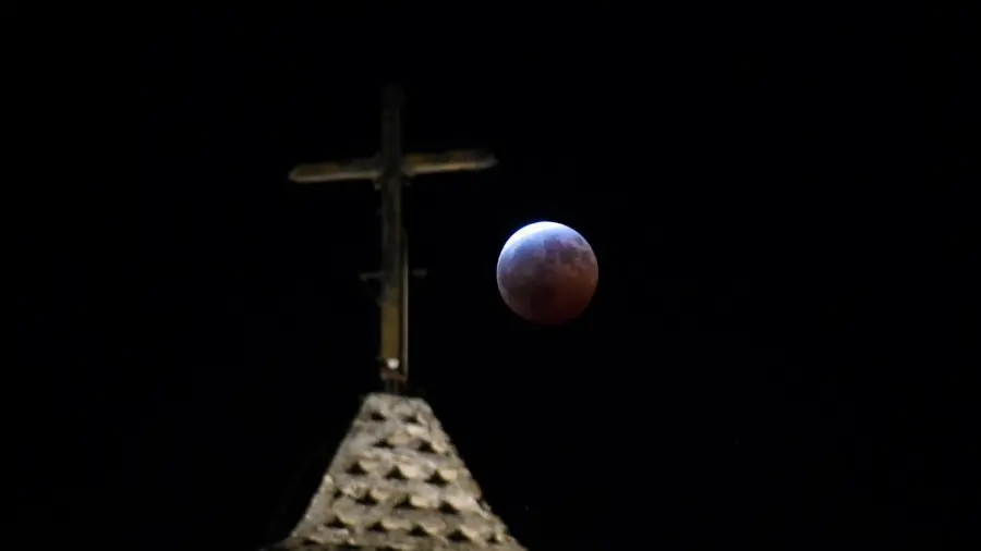 La Luna adquirió tonalidades rojizas durante el eclipse observado desde Saltillo.