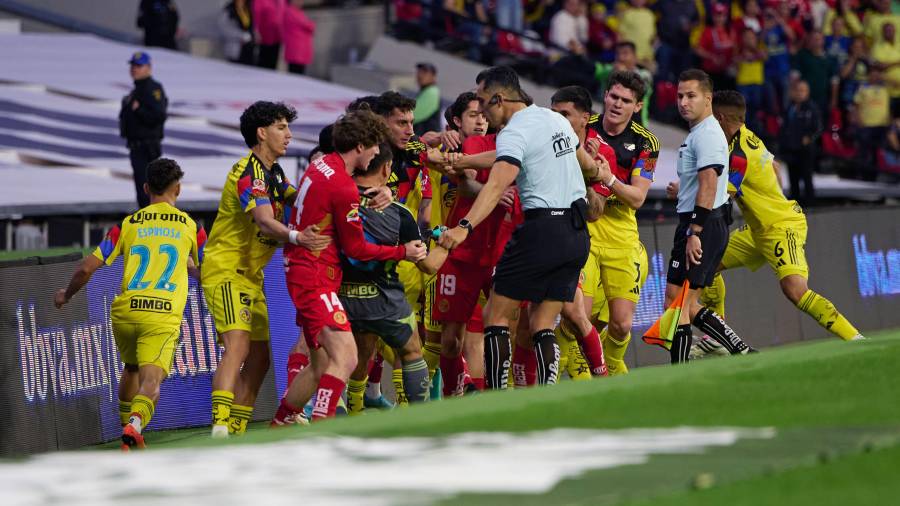 La expulsión de Helinho encendió los ánimos en los minutos finales del partido.