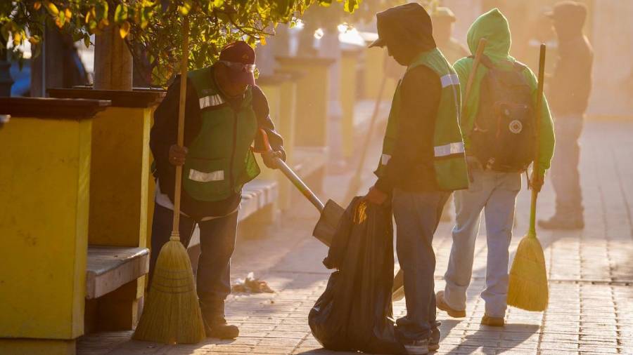 Las cuadrillas llevan a cabo actividades de deshierbe, barrido manual y mecánico, poda de árboles y retiro de basura y escombro.