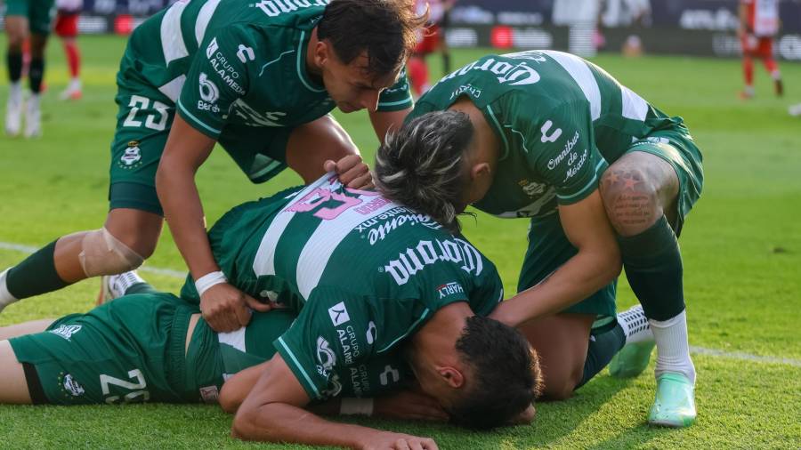 Santos Laguna buscará su quinta victoria consecutiva cuando reciba a Querétaro en el Estadio Corona, con Tahiel Jiménez como uno de sus principales referentes ofensivos.