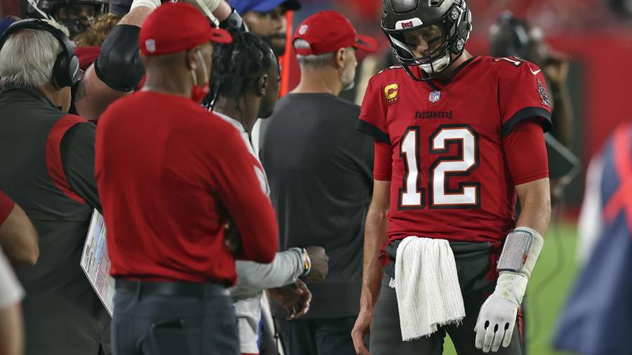 Tom Brady sale del terreno de juego mostrando gran frustración por lo sucedido.