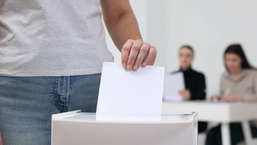 Especialistas en derecho constitucional señalaron que en México el voto es una obligación prevista en la Constitución, pero carece de mecanismos legales para sancionar el abstencionismo.