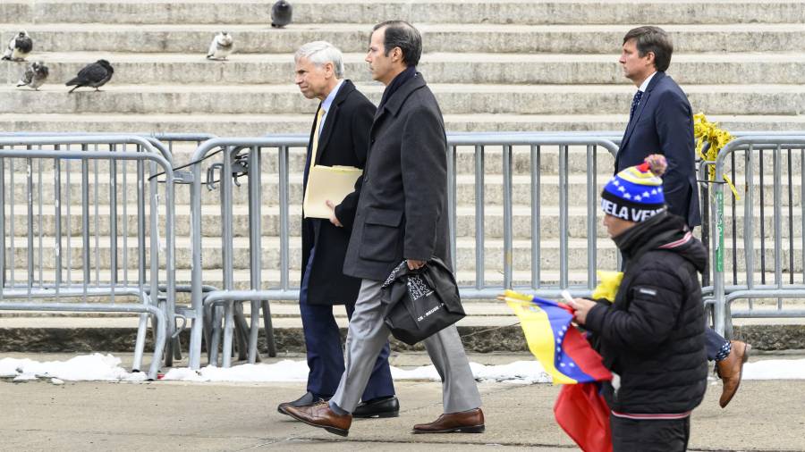 Un abogado de Nicolás Maduro, el líder venezolano que fue secuestrado de su país por las fuerzas estadounidenses el mes pasado y acusado de delitos federales, afirma que la administración Trump impide que el gobierno venezolano pague los honorarios legales de Maduro.