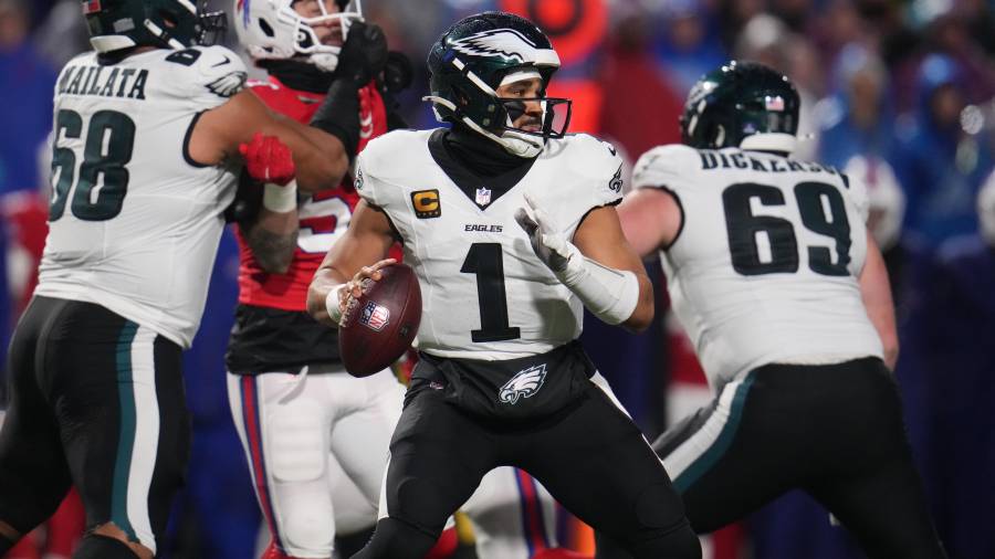 Jalen Hurts lideró la ofensiva de Filadelfia en la primera mitad antes de que la lluvia complicara el desarrollo del juego.