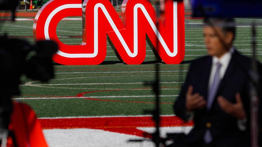 Un periodista graba un video cerca de un letrero de CNN en un campo deportivo frente al Centro Recreativo Clements, el lunes 14 de octubre de 2019, en Westerville, Ohio.