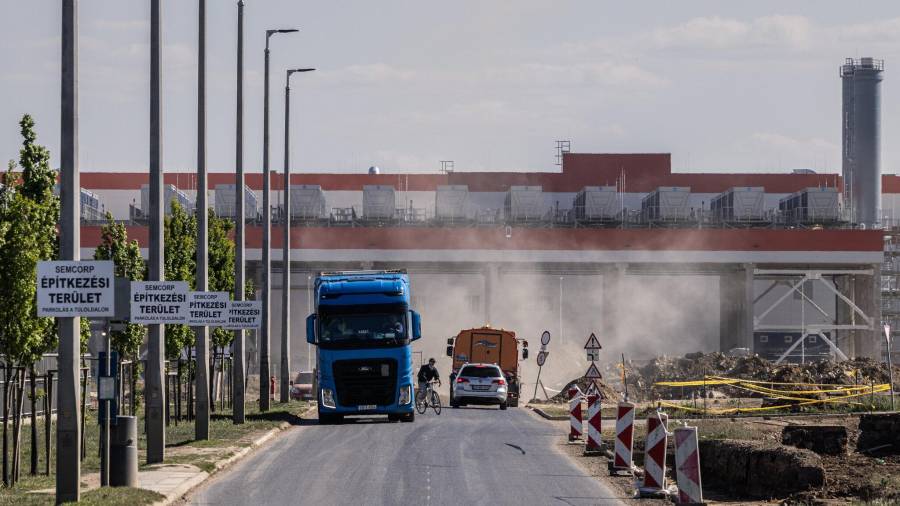 Obras de construcción en la fábrica de baterías de CATL en Debrecen, Hungría, la mayor inversión china en Europa.