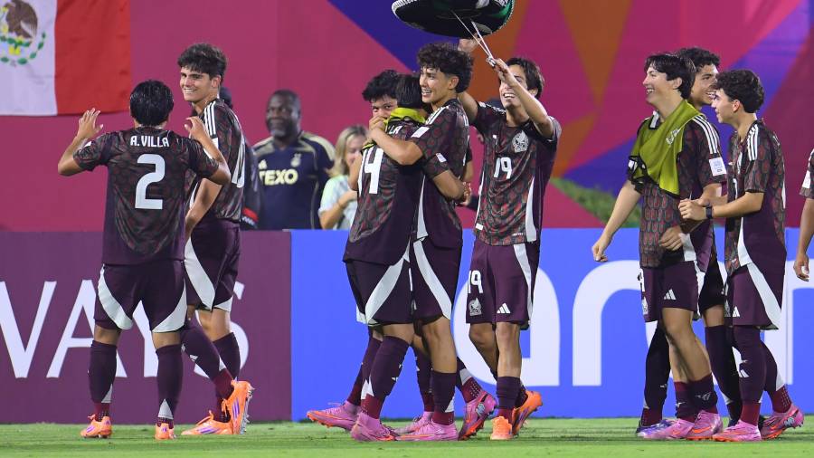 Ian Olvera celebra el gol con el que México venció a Costa de Marfil y mantiene viva la esperanza de avanzar en el Mundial Sub-17.