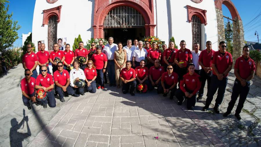 El alcalde Tomás Gutiérrez Merino reconoció la labor de los integrantes del Cuerpo de Bomberos de Ramos Arizpe durante la celebración por su día.