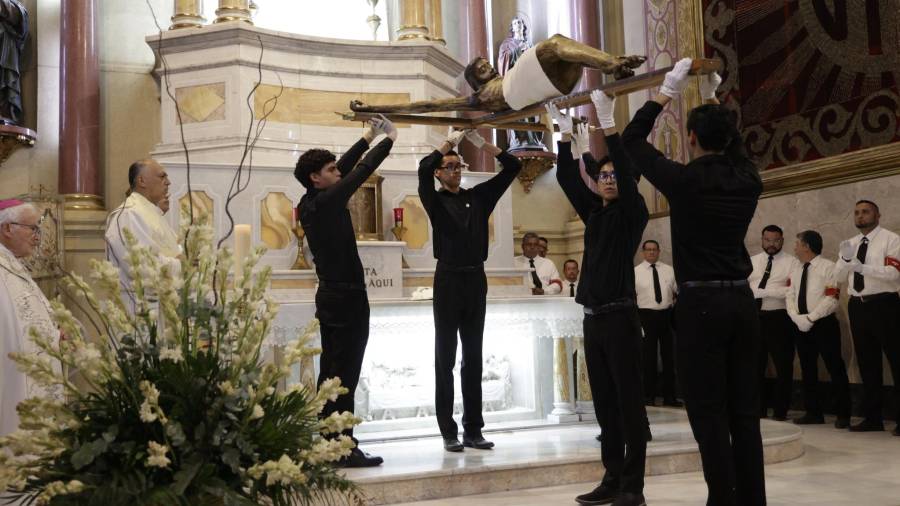 La imagen del Santo Cristo de la Capilla será descendida este lunes de su altar para permanecer en la Catedral de Santiago durante el novenario en su honor.