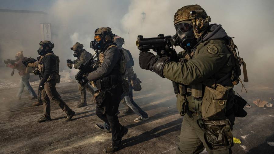 Mientras que los agentes locales pueden ser demandados bajo la Sección 1983, los oficiales federales como los de ICE gozan de una inmunidad que nuevas propuestas legales buscan limitar.