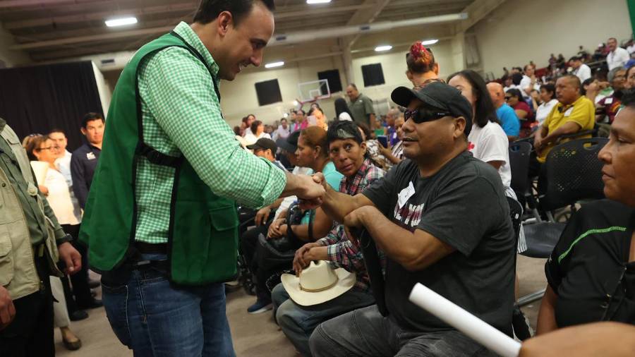 Manolo Jiménez Salinas y Liliana Salinas Valdés encabezaron la entrega de apoyos para personas con discapacidad en la Región Centro-Desierto.