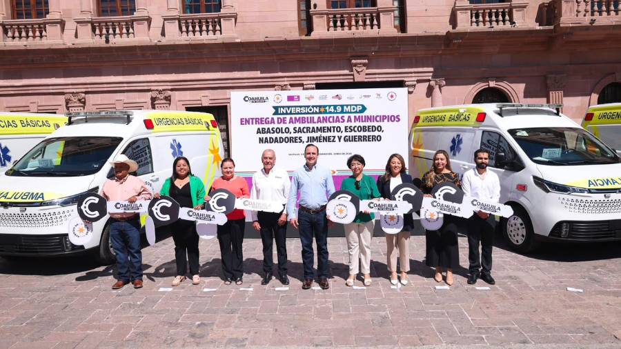 El gobernador Manolo Jiménez Salinas y el secretario de Salud durante la entrega de ambulancias en Palacio de Gobierno.