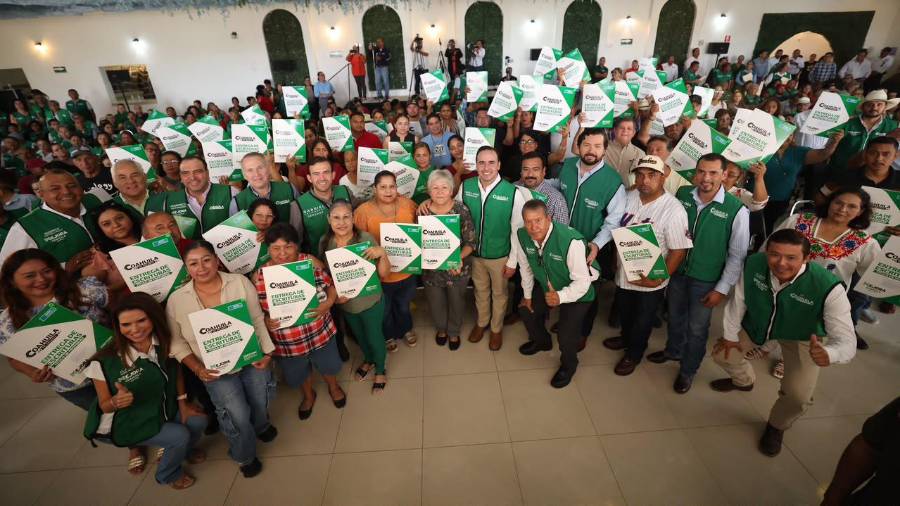 El gobernador Manolo Jiménez Salinas encabezó en San Juan de Sabinas la entrega de escrituras a familias de la Región Carbonífera.