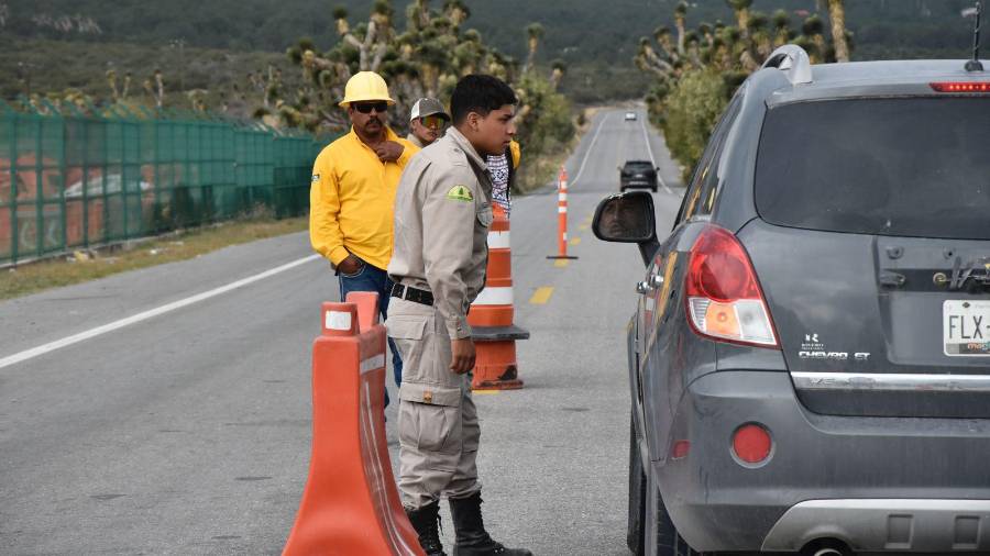 Brigadistas y voluntarios realizan labores de vigilancia en accesos a zonas naturales.