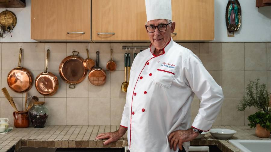Jean Louis abre su cocina doméstica para compartir una de sus recetas más célebres.