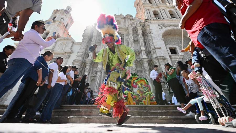 Más de mil 400 matlachines de 71 danzas recorrieron las calles del Centro Histórico de Saltillo durante la edición 19 de la Matlachinada, una celebración que une fe, identidad y tradición.