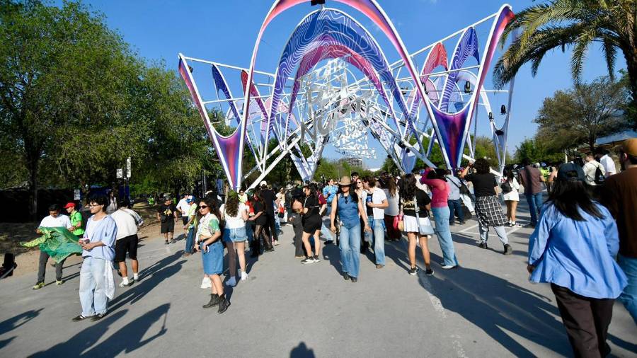 Joya. Equipo de músicos y técnicos de Saltillo logró dar vida al arco principal del festival, creando una experiencia sonora y visual para miles de asistentes.