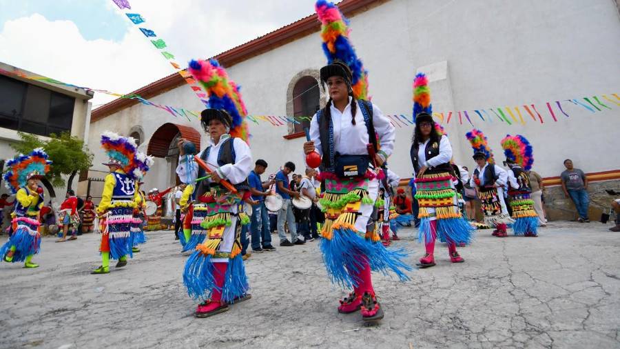 La tradicional Procesión de la Cera cumplió 186 años y volvió a reunir a familias y danzantes rumbo al Santísimo Cristo del Ojo de Agua.