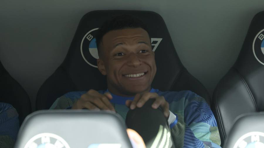 Kylian Mbappé ingresó de cambio en la victoria del Real Madrid ante Oviedo, pero fue recibido con abucheos por la afición en el Santiago Bernabéu.