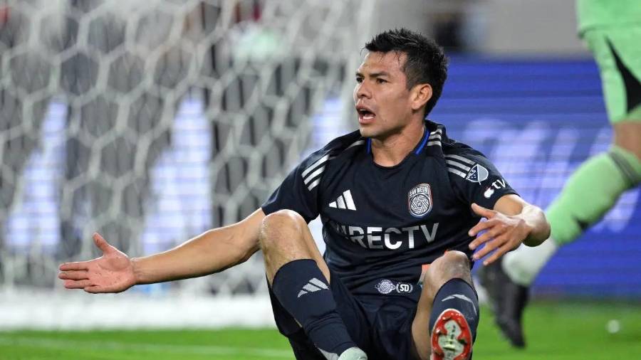 Con un salario de seis millones de dólares por temporada, además de una compensación de más de tres millones, a Hirving Lozano no le apura mucho su exclusión del Mundial.