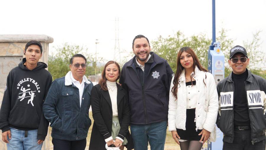 Carlos Villarreal verifica el funcionamiento de los Puntos Violeta acompañado de estudiantes.