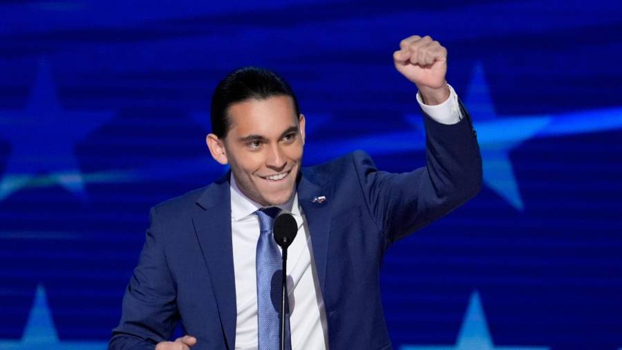 Carlos Eduardo Espina habla durante la Convención Nacional Demócrata, el 21 de agosto de 2024, en Chicago.