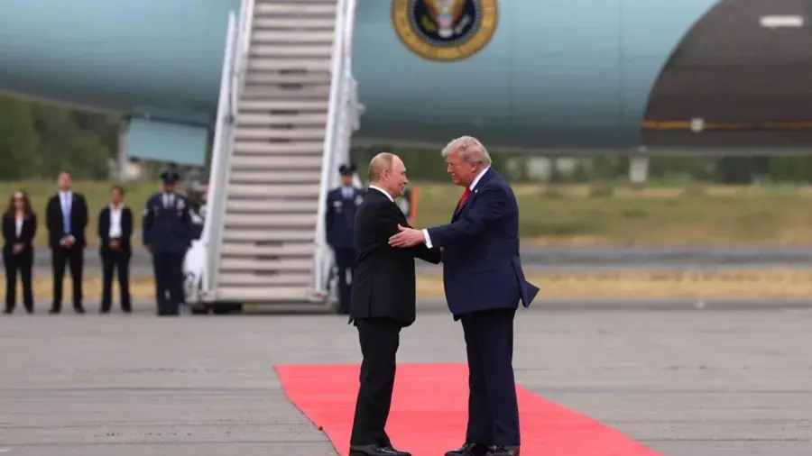 Donald Trump (d), recibe a Vladímir Putin, durante su reunión de negociación en la Base Conjunta Elmendorf-Richardson en Anchorage.