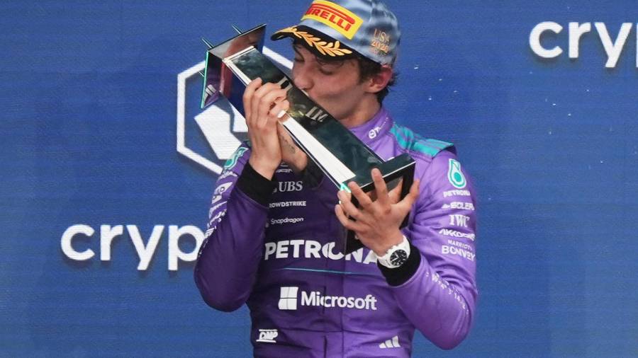 Andrea Kimi Antonelli celebró su tercera victoria consecutiva tras controlar el ritmo en la segunda mitad de la carrera.