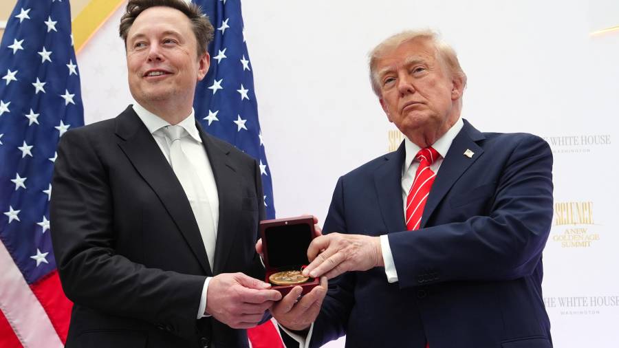 El presidente Donald Trump (a la derecha) entrega la Medalla Nacional de Ciencia a Elon Musk durante un acto en el Instituto de la Paz de los Estados Unidos, el jueves 8 de octubre de 2026, en Washington.