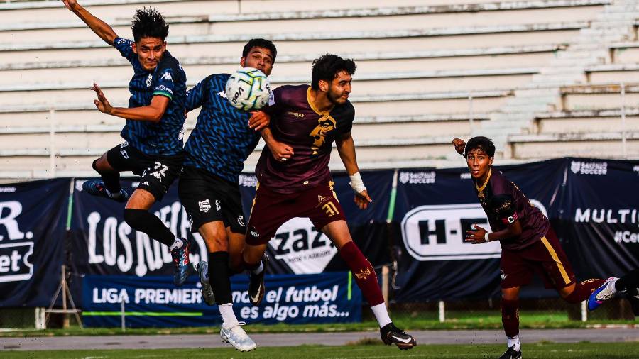 Los jugadores de Saltillo Soccer buscaron mantener la ventaja durante la segunda mitad.