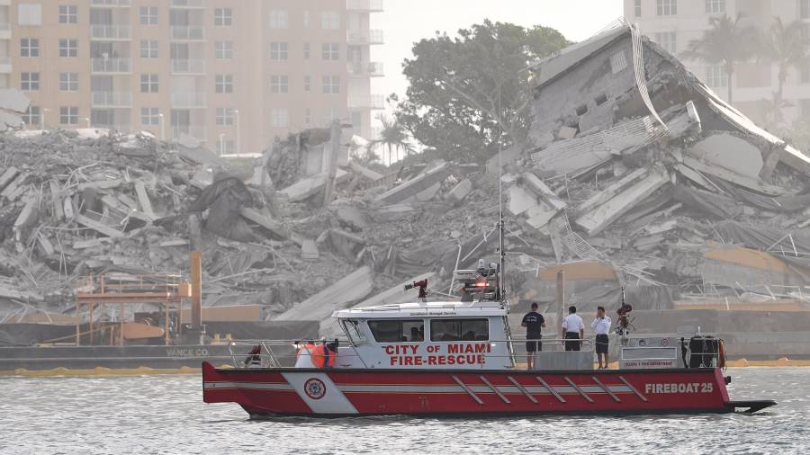 Antes de la implosión se observaron aparentes fuegos artificiales azules y rosados lanzados desde el tope del edificio.