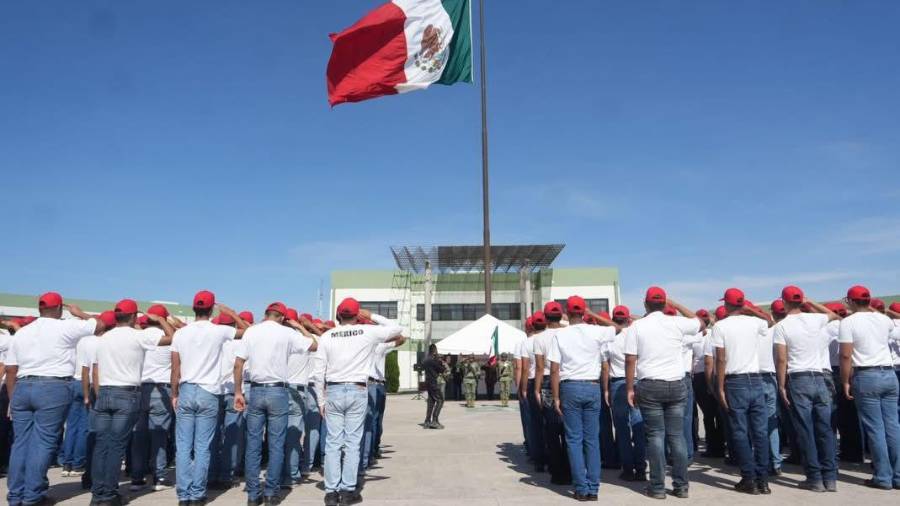 Jóvenes del Servicio Militar Nacional rinden saludo a la bandera durante la ceremonia en el 105 Batallón de Infantería.