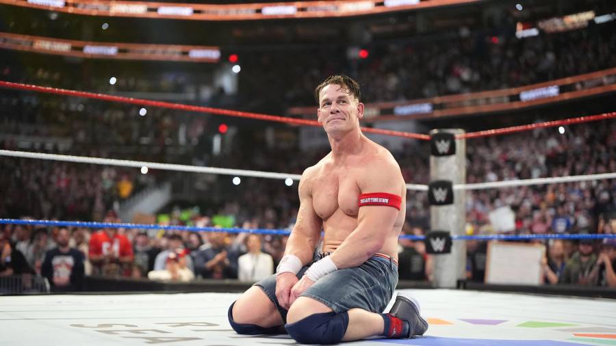 John Cena se despide de la WWE tras 23 años de carrera, dejando sus icónicos tenis y muñequeras en el centro del ring luego de su última lucha ante Gunther.