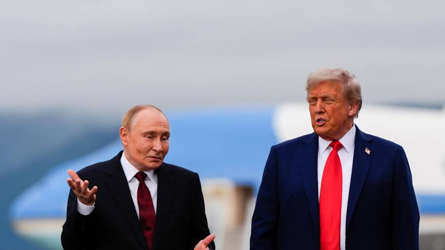 El presidente de Estados Unidos, Donald Trump, y el presidente de Rusia, Vladímir Putin, hablan el 15 de agosto de 2025 en la base Elmendorf-Richardson, Alaska.