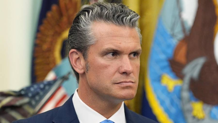 El secretario de Defensa de Estados Unidos, Pete Hegseth, escucha al presidente Donald Trump en una reunión sobre las familias de militares, en el Despacho Oval de la Casa Blanca en Washington.