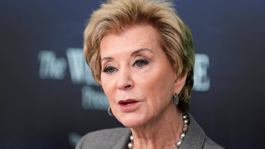 La secretaria de Educación, Linda McMahon, habla con periodistas en la Sala de Prensa James Brady de la Casa Blanca, el jueves 20 de noviembre de 2025, en Washington.
