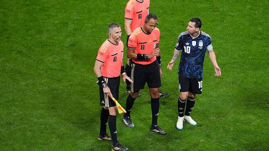 Lionel Messi conserva un paso perfecto bajo el arbitraje del árbitro estadounidense, Ismail Elfath.