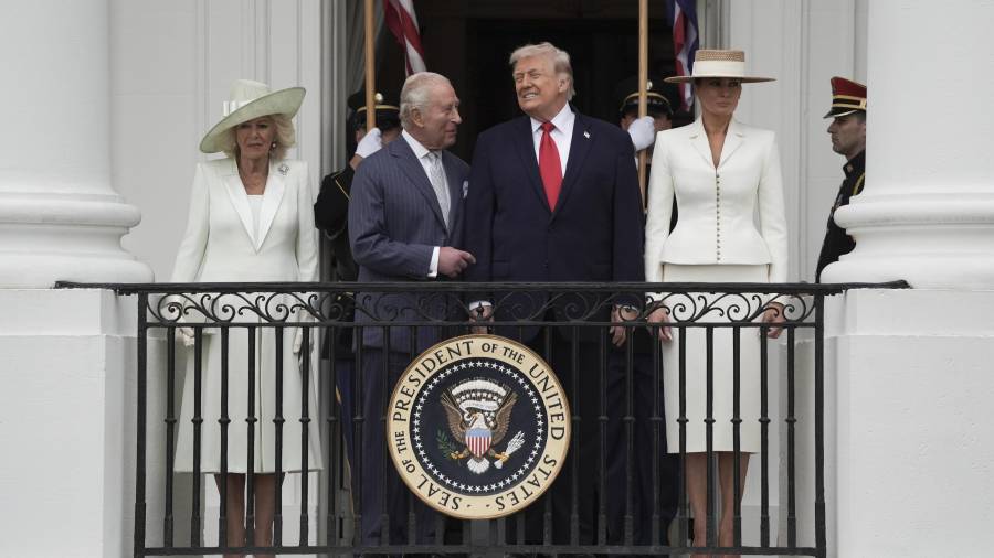 MARTES 27 DE OCTUBRE DE 2026 a las 12:01 a. m. (hora del Este). No se admiten excepciones bajo ningún concepto. EMBARGO establecido por la fuente.** ARCHIVO — De derecha a izquierda: la primera dama Melania Trump, el presidente Donald Trump, el rey Carlos III y la reina Camila observan un desfile desde un balcón de la Casa Blanca durante una ceremonia de bienvenida en Washington, el 28 de abril de 2026. El rey deberá hacer frente a peticiones de reparaciones y disculpas por el pasado colonial de su país durante su asistencia a la reunión de jefes de Gobierno de la Mancomunidad de Naciones (Commonwealth) en el Caribe. (Salwan Georges/The New York Times)