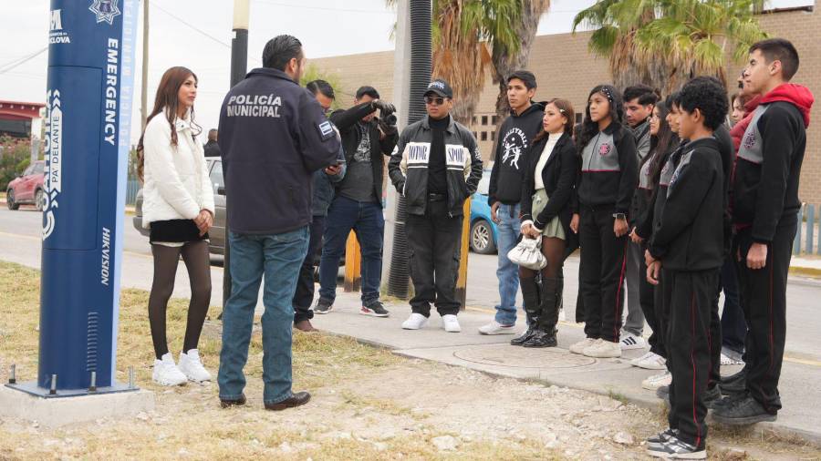 Autoridades municipales supervisan uno de los nuevos Puntos Violeta instalados en Monclova.