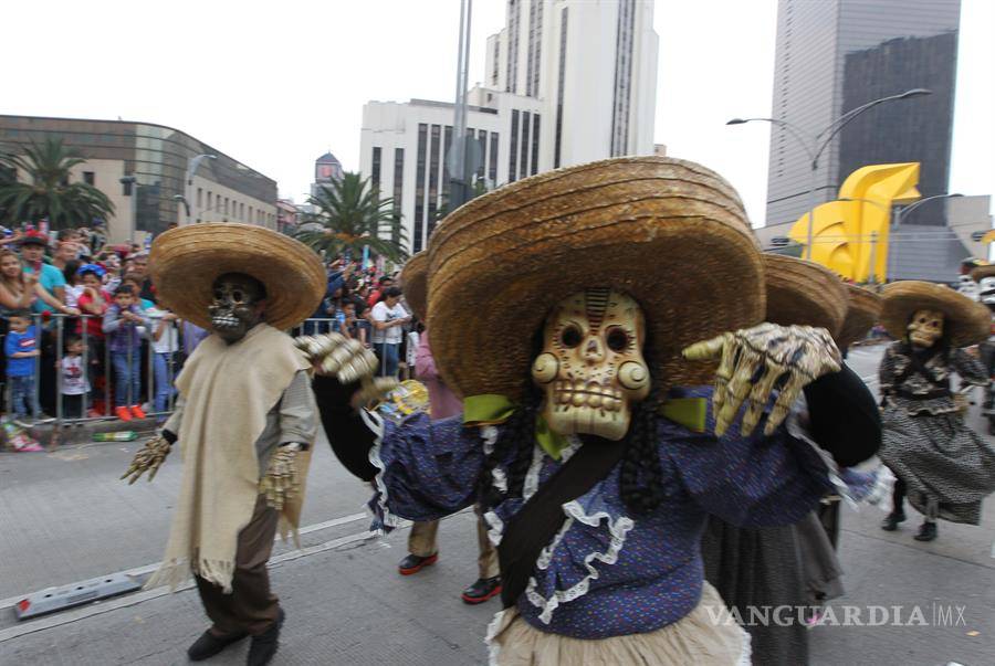 $!Los muertos toman calles de la Ciudad de México en un macrodesfile (fotos)