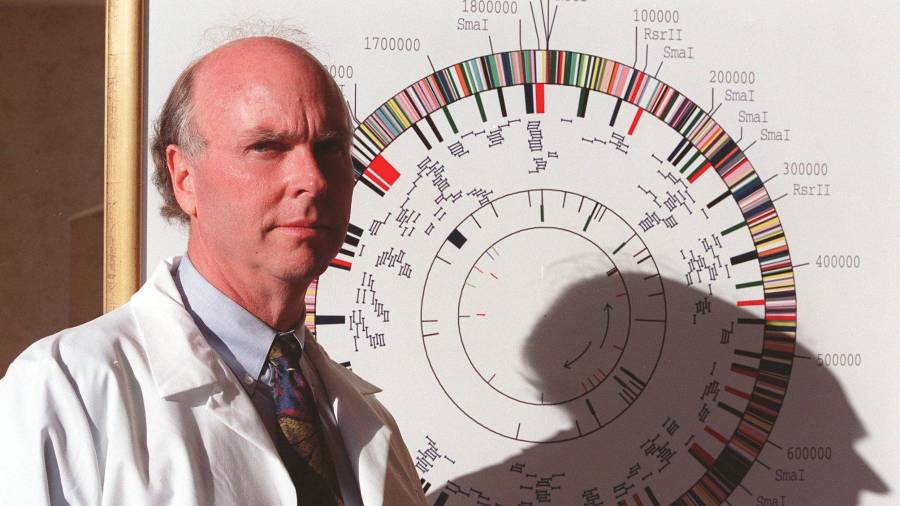 J. Craig Venter posa frente a un mapa genético de una bacteria causante de la gripe en su oficina en Rockville, Maryland, el 12 de marzo de 1997.