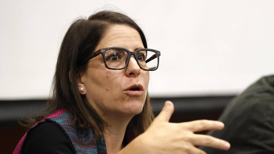 La directora para las Américas de Human Rights Watch (HRW), Juanita Goebertus, en la presentación del informe “Pensé que nunca volvería a ver a mi mamá”, en Bogotá, Colombia.