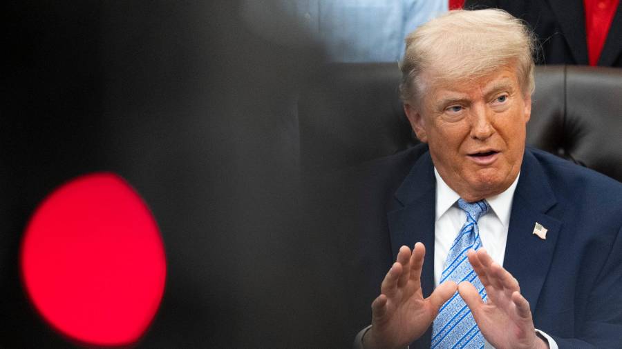 El presidente Donald Trump anuncia en Truth Social su decisión de desplegar 5000 soldados en Polonia, revocando una decisión anterior del Pentágono.