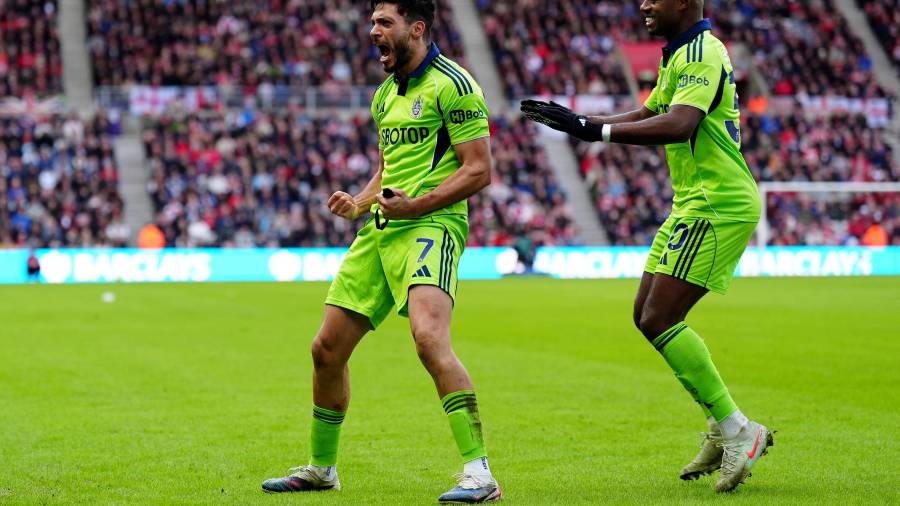 Raúl Jiménez celebra uno de sus dos goles en la victoria 3-1 del Fulham sobre Sunderland en la Premier League 2025-2026.