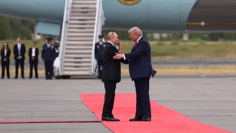 Donald Trump (d), recibe a Vladímir Putin, durante su reunión de negociación en la Base Conjunta Elmendorf-Richardson en Anchorage.