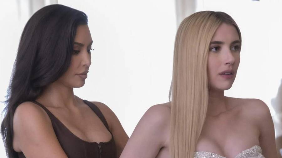 Equipo. Chris Van Dusen, creador de ‘Bridgerton’, será el responsable creativo de la nueva producción juvenil de Netflix junto a Kardashian y Roberts.