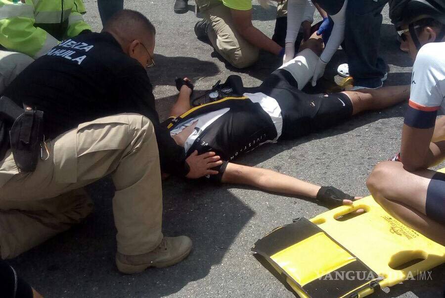 Vehículo arrolla a joven ciclista en Arteaga; se debate entre la vida y la muerte