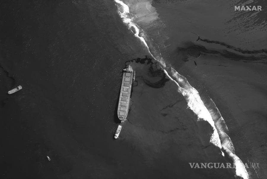 $!El buque MV Wakashio que derramó mil toneladas de combustible en las Islas Mauricio podría partirse en dos