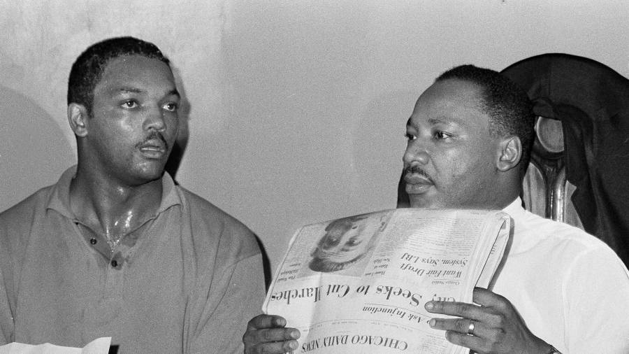 El líder de los derechos civiles, Dr. Martin Luther King, Jr., a la derecha, y su asistente, el reverendo Jesse Jackson, son vistos en Chicago, el 19 de agosto de 1966.